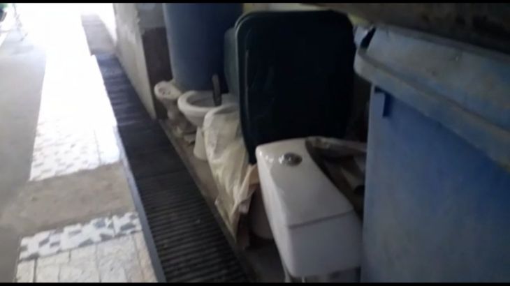  Denuncian que administración del mercado Dos utiliza pasadizo para almacenar inodoros