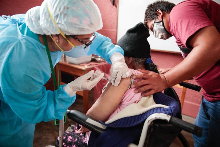  40% de beneficiarios seleccionados del Programa Pensión 65 fueron vacunados ayer en Tarapoto, Lamas, Rioja y Moyobamba