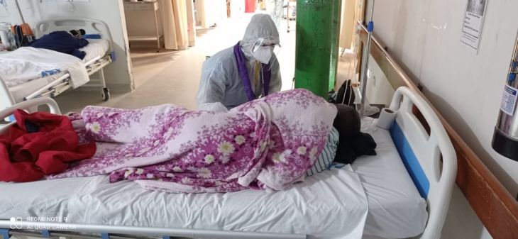  sacerdote Juan Berrú Chinchay visita a pacientes con Covid-19 en el Hospital EsSalud de Tarapoto