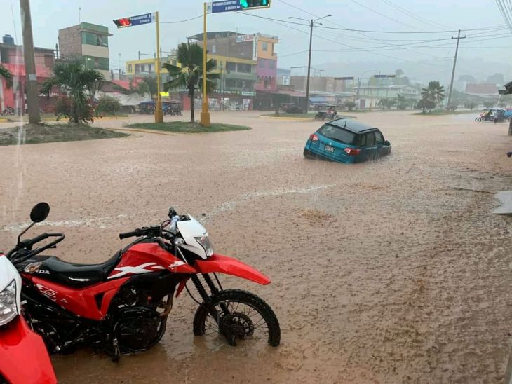  Torrencial lluvia inundó la carretera FBT, calles y viviendas en Picota