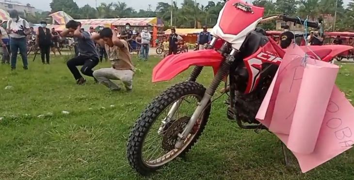  Juanjuí: Delincuentes son obligados a pasear con moto robada