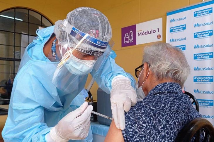  EsSalud Tarapoto continúa jornada de vacunación contra la Covid 19