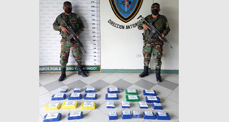  Narcos abandonan 26 paquetes de droga que estaban camuflados en sacos de polietileno en un centro de acopio y venta de droga en la localidad de Naranjos