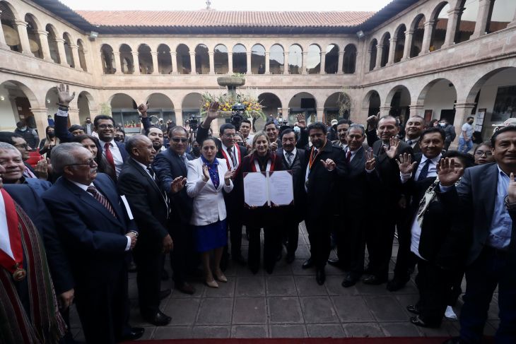 Presidenta del Congreso firma en el Cusco autógrafa de ley que descentraliza la contratación de publicidad estatal