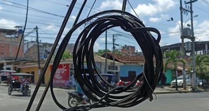  Tarapoto: Reportan cables expuestos en la cuadra tres del jirón Santa Rosa