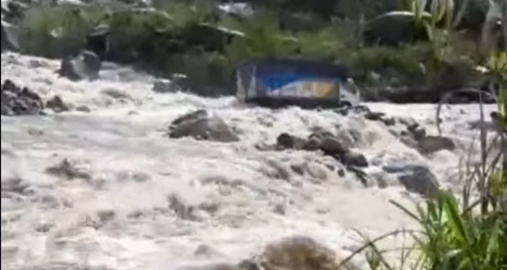  Tocache: Conductor de camión se llevó el susto de su vida al quedar atrapado en plena corriente cuando intentaba cruzar el río Culebra que aumentó de caudal por las lluvias