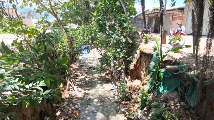  Desagüe invade a vecinos de la cuadra trece del jirón Martínez de Compagñón