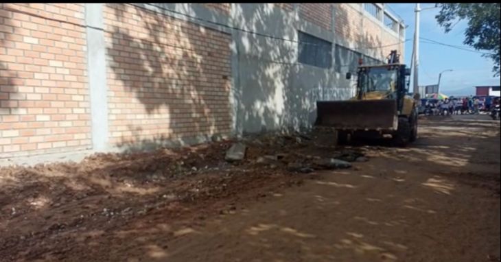  Empresario invade vía pública para construir pared y vereda en el distrito de la Banda de Shilcayo