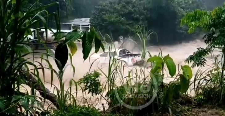  Camioneta estuvo a punto de ser arrastrada por la fuerte corriente del agua en la carretera en el tramo entre Tarapoto y Yurimaguas