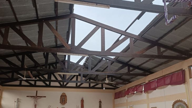  Iglesia católica se queda sin la mitad de su techo en el distrito de Piscoyacu